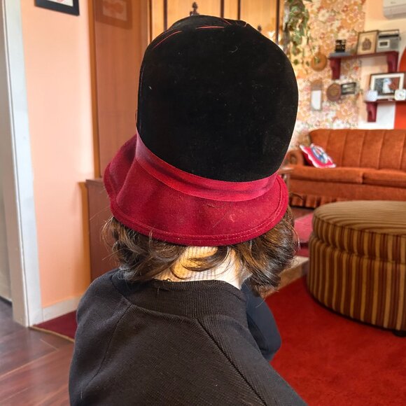 1950s red and black velvet brimmed cloche embroidered hat with ribbon - Picture 4 of 14